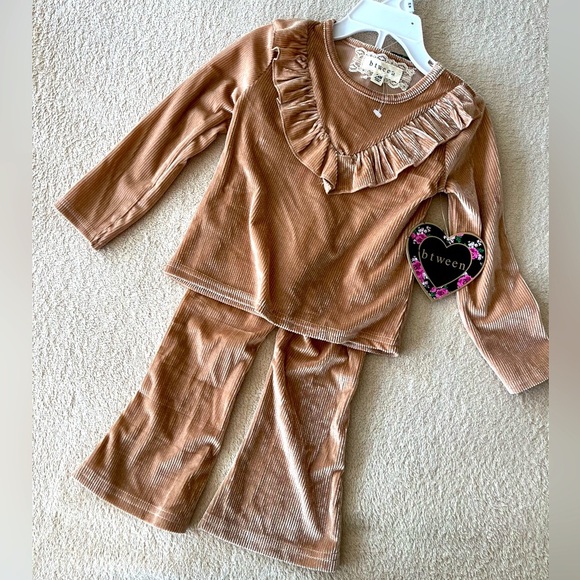 NWT btween Toddler Girls’ Ruffle Velour Set 24M - Picture 2 of 10